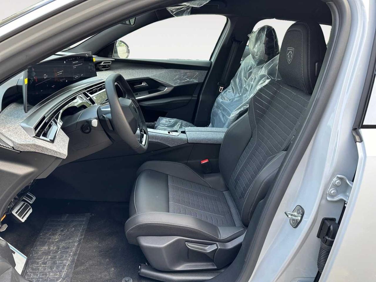 Peugeot Peugeot 5008 usata, con 3 prese 12 V (console centrale, parte posteriore console centrale, bagagliaio)