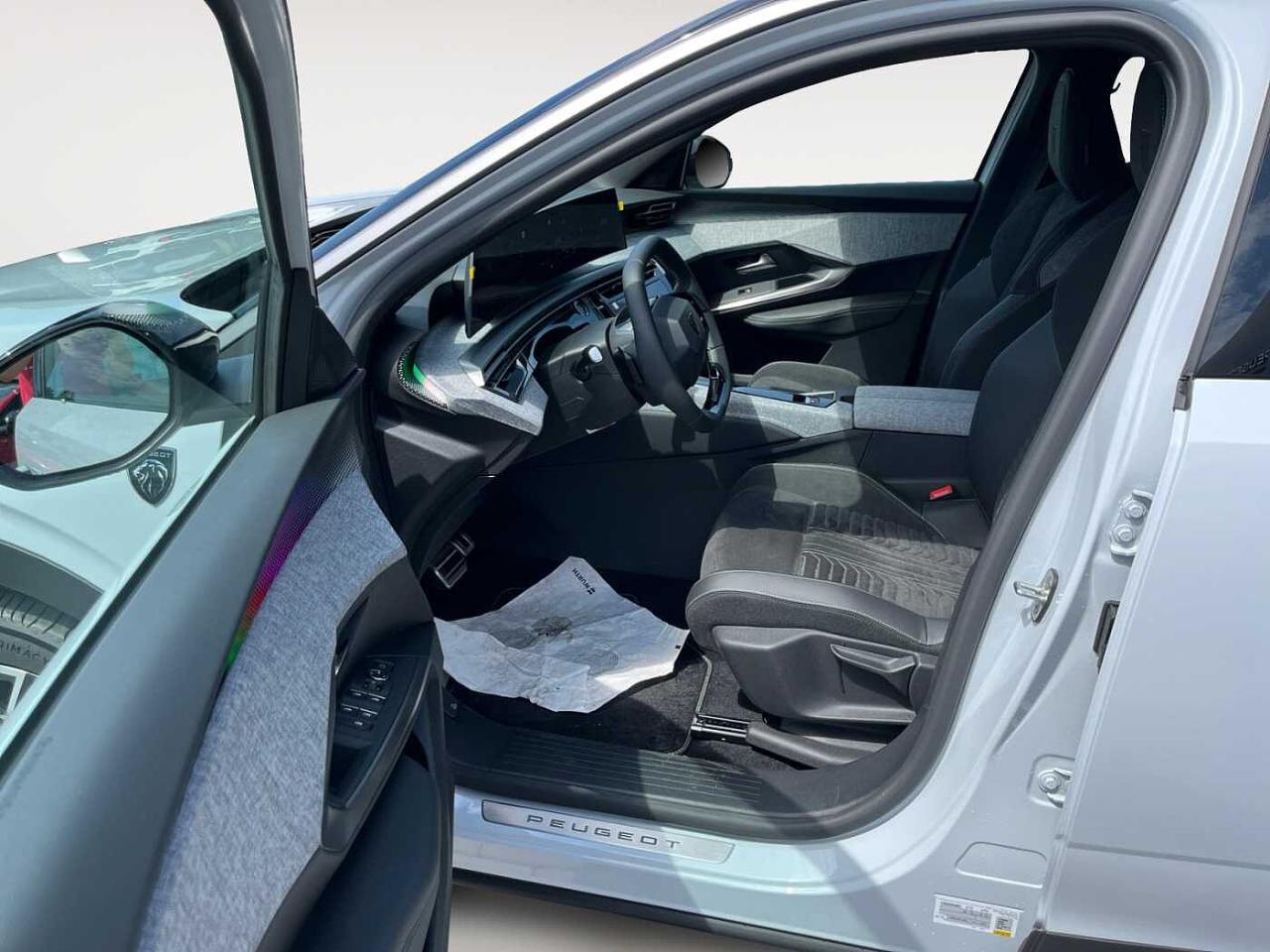 Peugeot Peugeot 5008 usata, con 3 prese 12 V (console centrale, parte posteriore console centrale, bagagliaio)