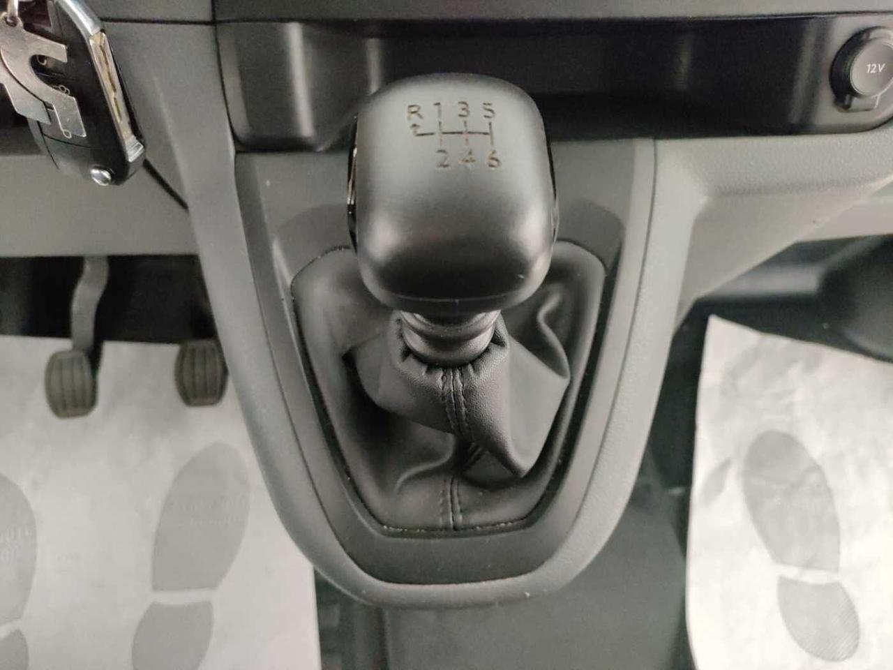Peugeot Peugeot Expert usata, con cerchi in lamiera da 16" con coprimozzo nero