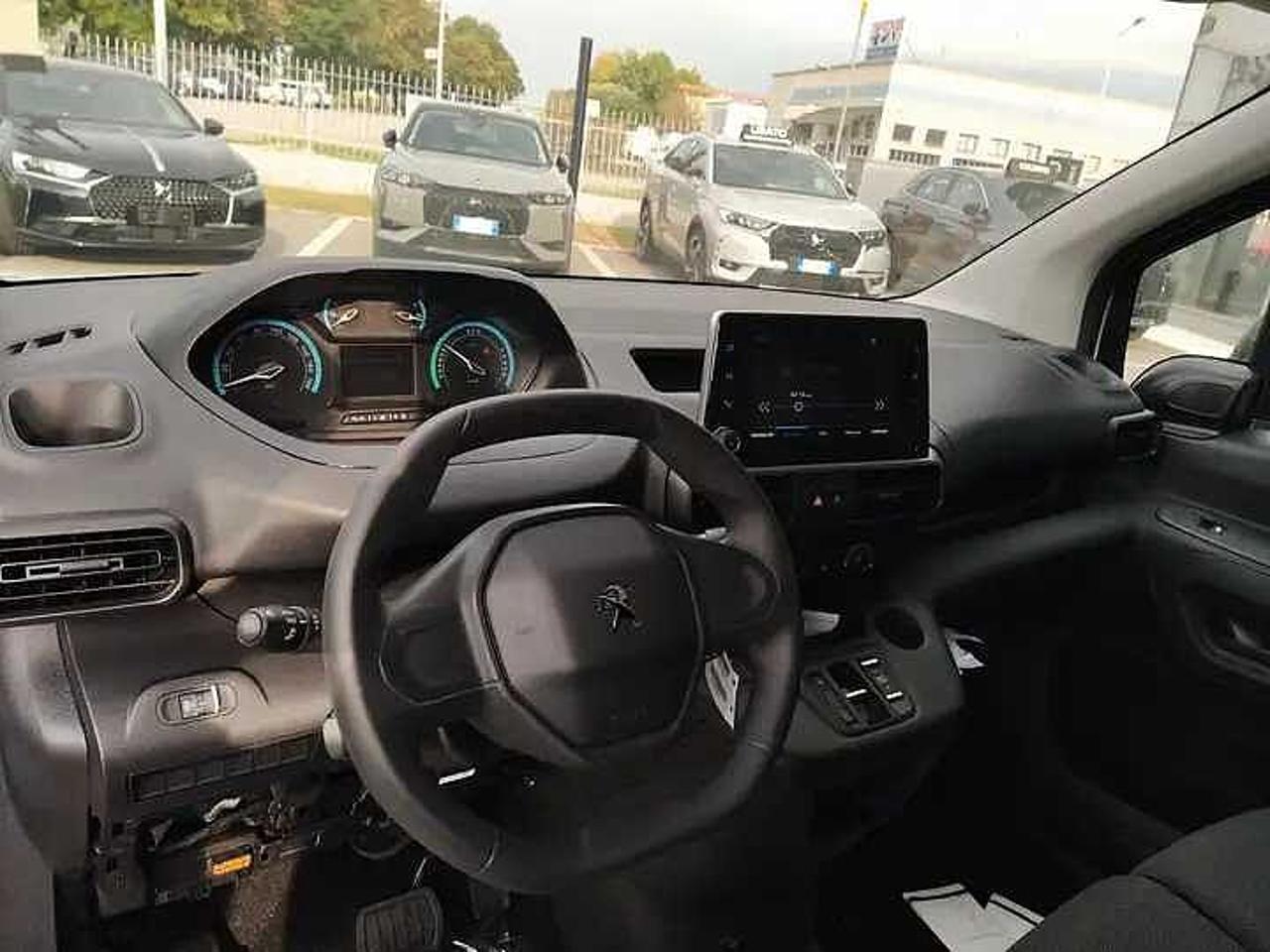 Peugeot Peugeot Partner usata, con 2 porte laterali scorrevoli con vetro a compasso