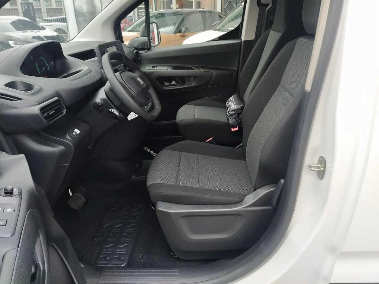 Peugeot Peugeot Partner usata, con calotte dei retrovisori nere