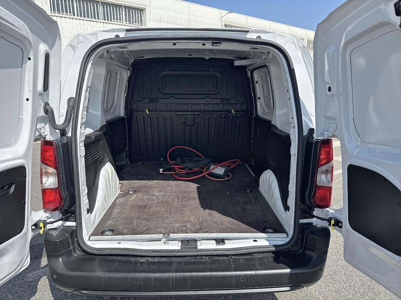 Peugeot Peugeot Partner usata, con conness.dispositivi est.intrattenimento include porta usb anteriore, 1 e 0