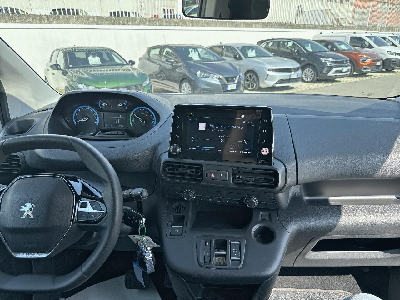 Peugeot Peugeot Partner usata, con connettore di carica type 2 (mennekes), presa di ricarica ac 1 e posteriore laterale, connettore di carica ccs (combo), presa di ricarica dc 1 e posteriore laterale