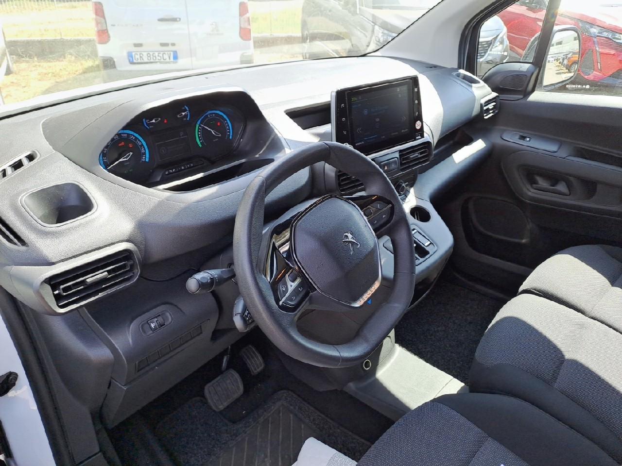 Peugeot Peugeot Partner usata, con connettore di carica type 2 (mennekes), presa di ricarica ac 1 e posteriore laterale, connettore di carica ccs (combo), presa di ricarica dc 1 e posteriore laterale