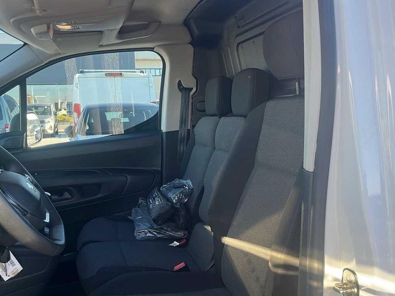 Peugeot Peugeot Partner usata, con anelli fermacarico (6 sul pavimento)