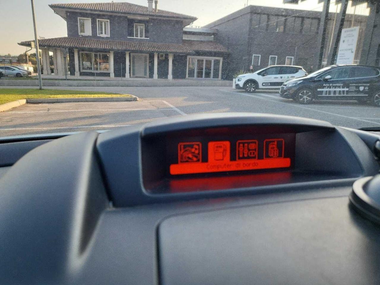 Peugeot Peugeot Partner usata, con interno nero