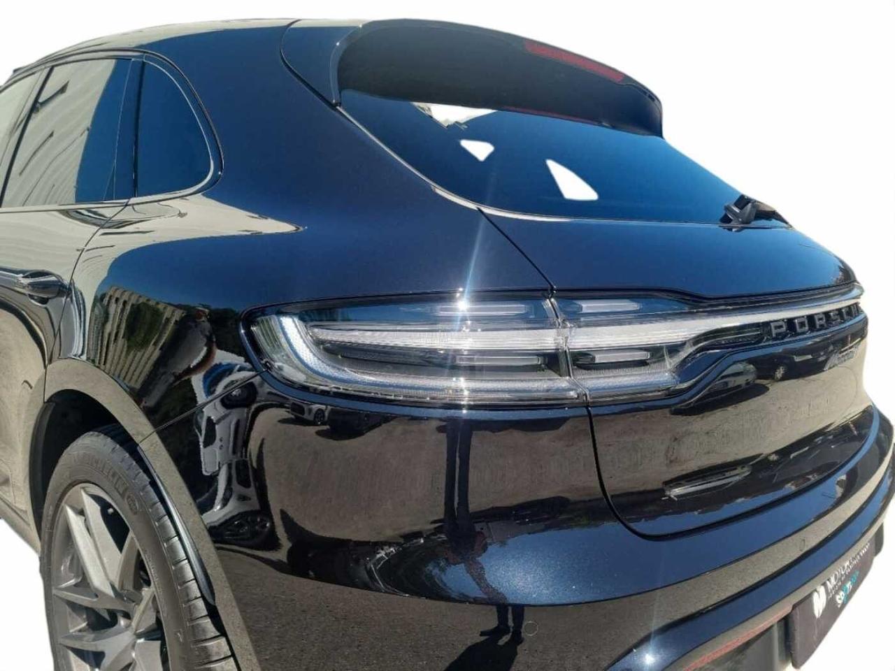 Porsche Porsche Macan usata, con 2 prese di carica usb e connessione nel vano portaoggetti del tunnel centrale anteriore