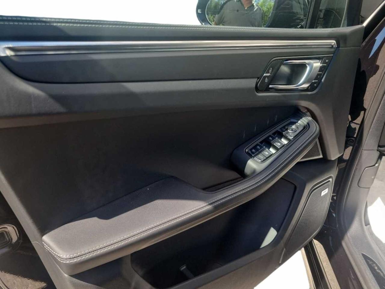 Porsche Porsche Macan usata, con 2 prese di carica usb nel tunnel centrale posteriore