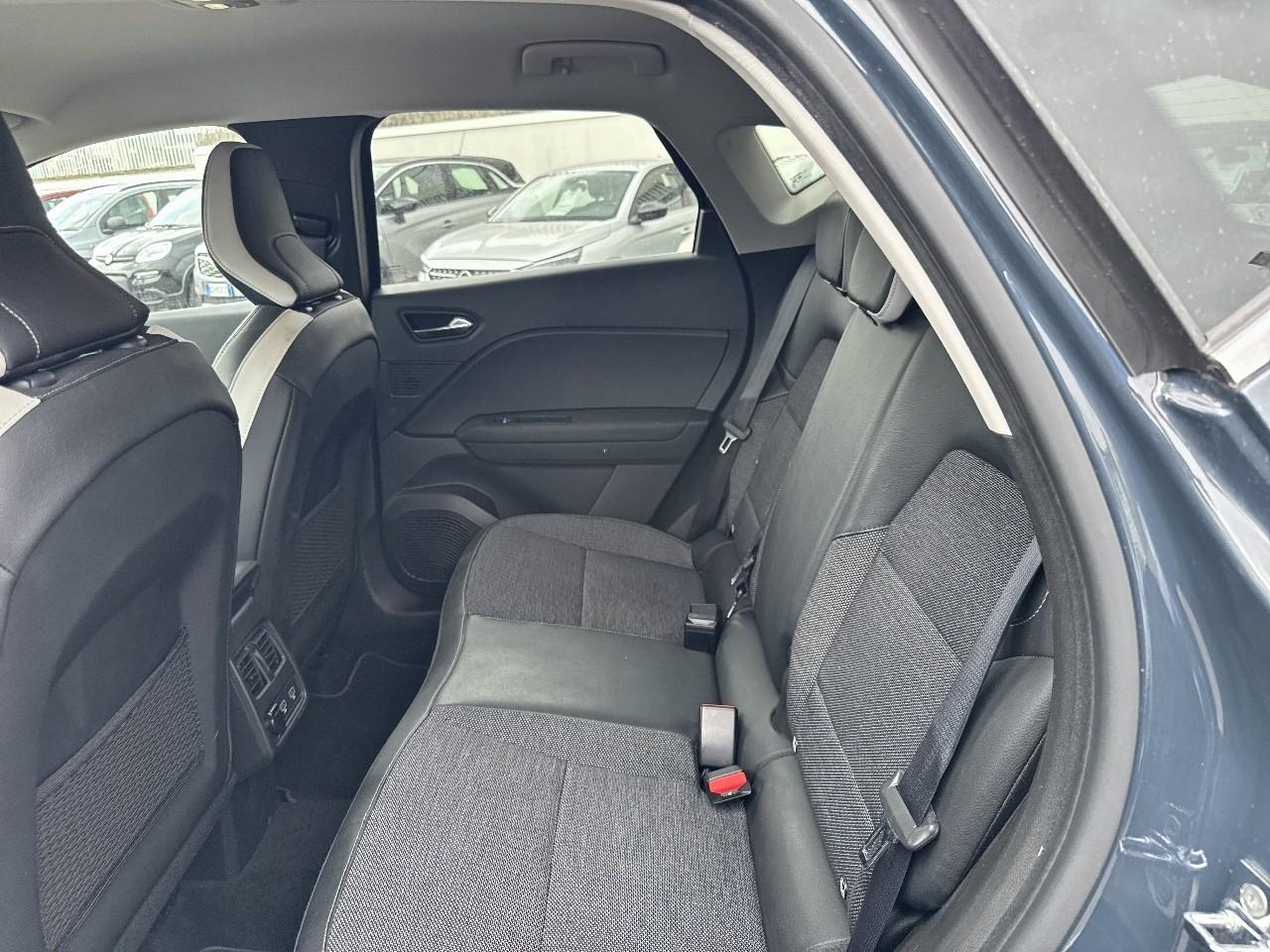 Renault Renault Captur usata, con 2 poggiatesta sedili ant. , con reg. in altezza, 3 poggiatesta sedili post. , con reg. in altezza