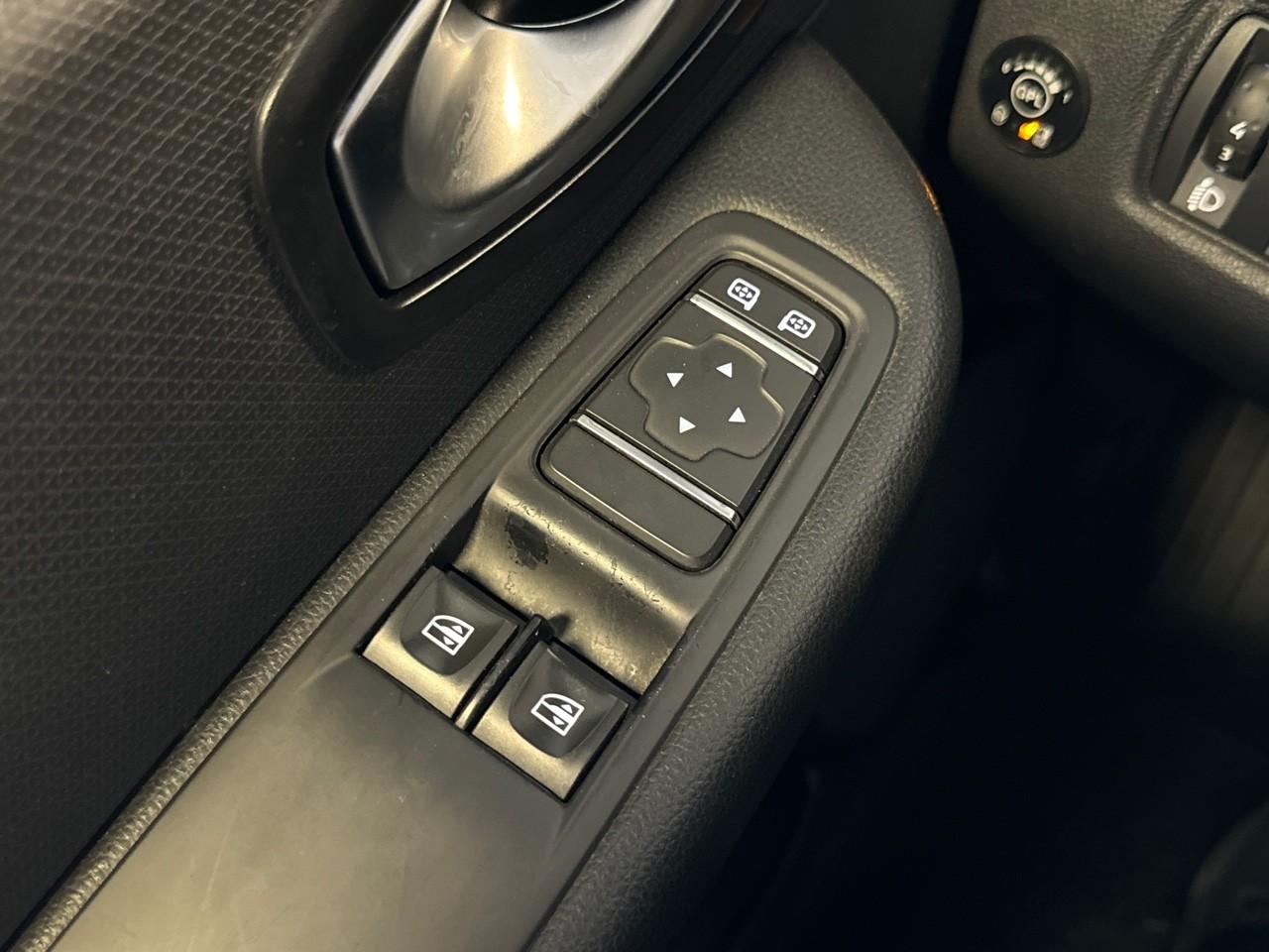 Renault Renault Clio usata, con cinture sicurezza post. conducente, cinture sicurezza post. passeggero, cinture sicurezza post. centrale a 3 punti