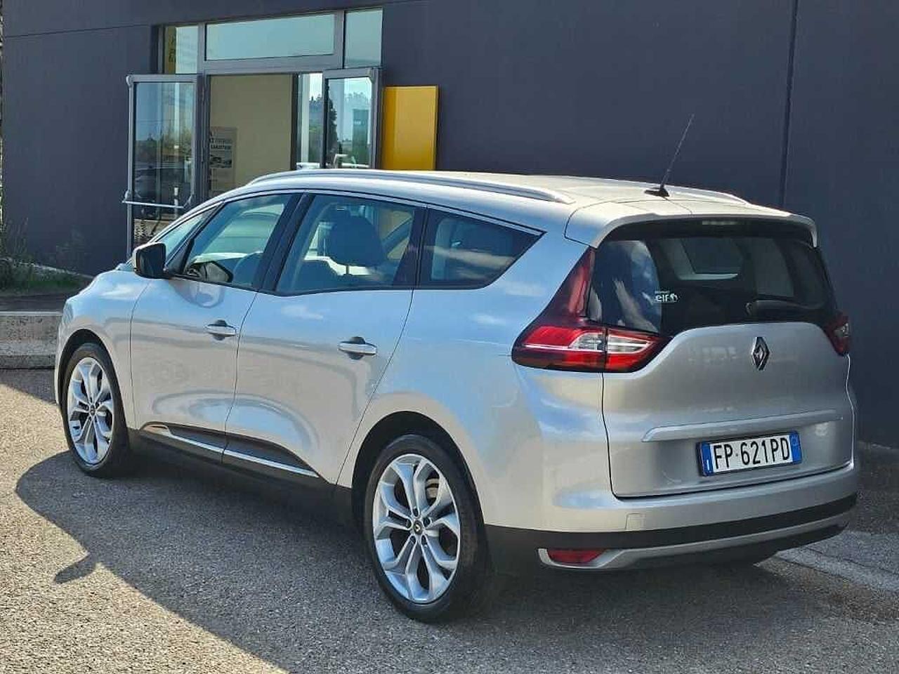 Renault Renault Scenic usata, con cromature su finestrini