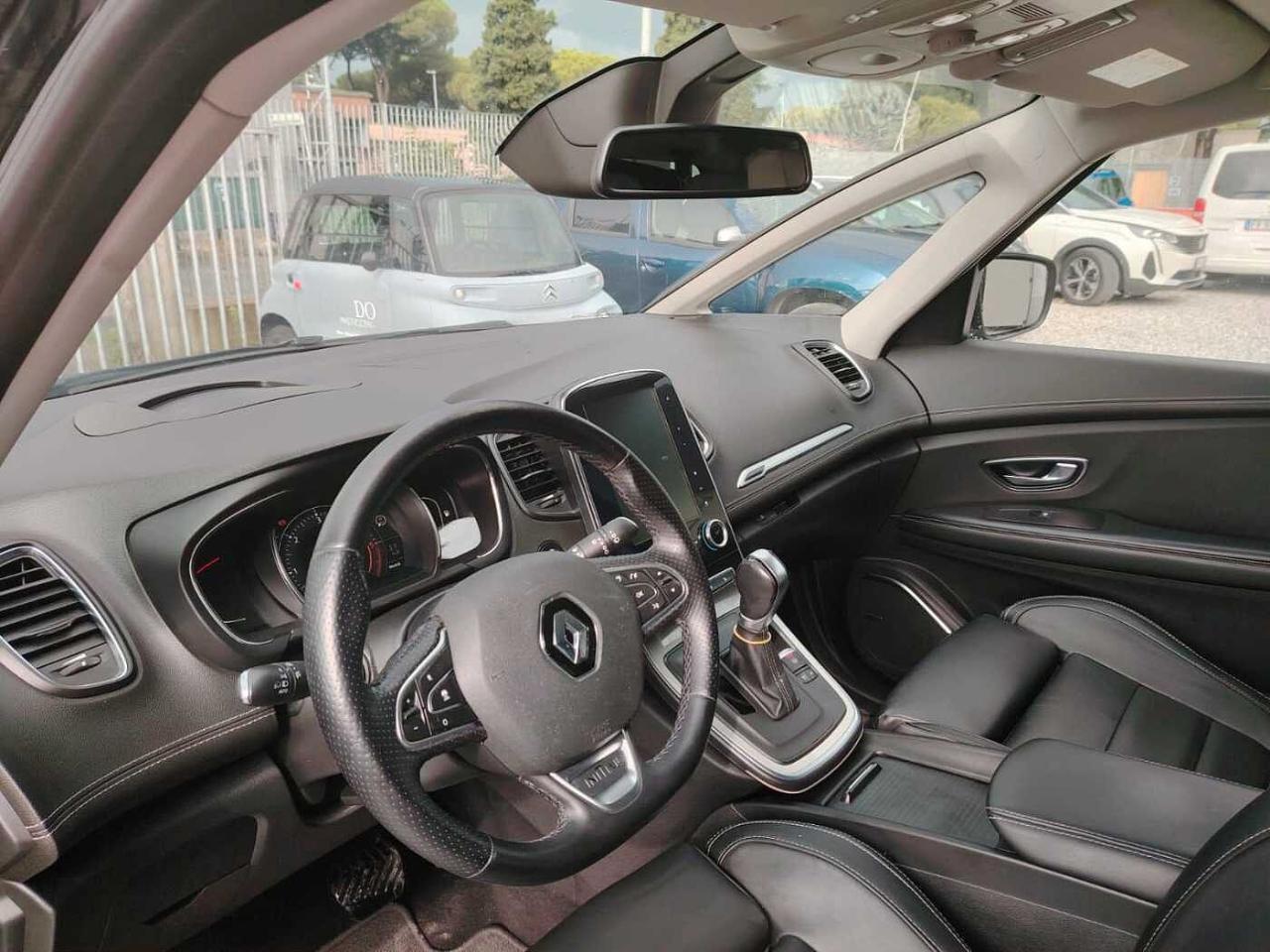 Renault Renault Scenic usata, con badge "initiale paris"