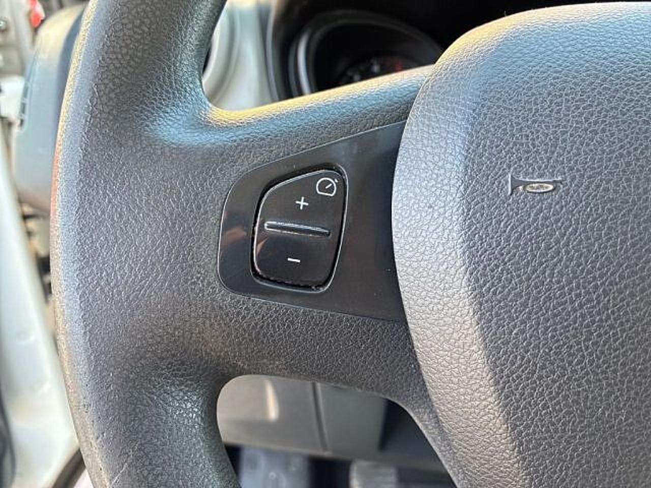 Renault Renault Trafic usata, con bracciolo porta oggetti
