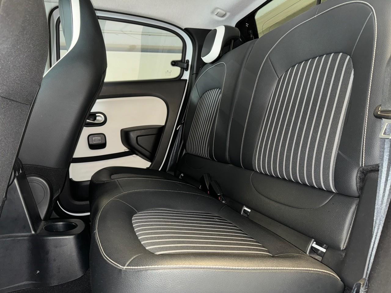 Renault Renault Twingo usata, con 2 poggiatesta sedili ant., 2 poggiatesta sedili post. , con reg. in altezza