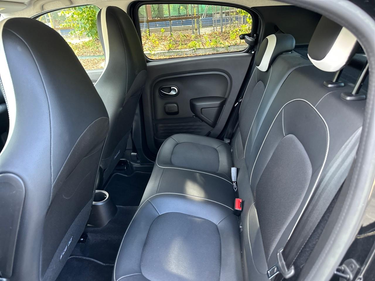 Renault Renault Twingo usata, con 2 poggiatesta sedili ant. e integrato, 2 poggiatesta sedili post. , con reg. in altezza