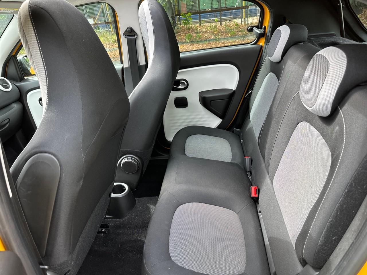 Renault Renault Twingo usata, con 2 poggiatesta sedili ant. e integrato, 2 poggiatesta sedili post. , con reg. in altezza