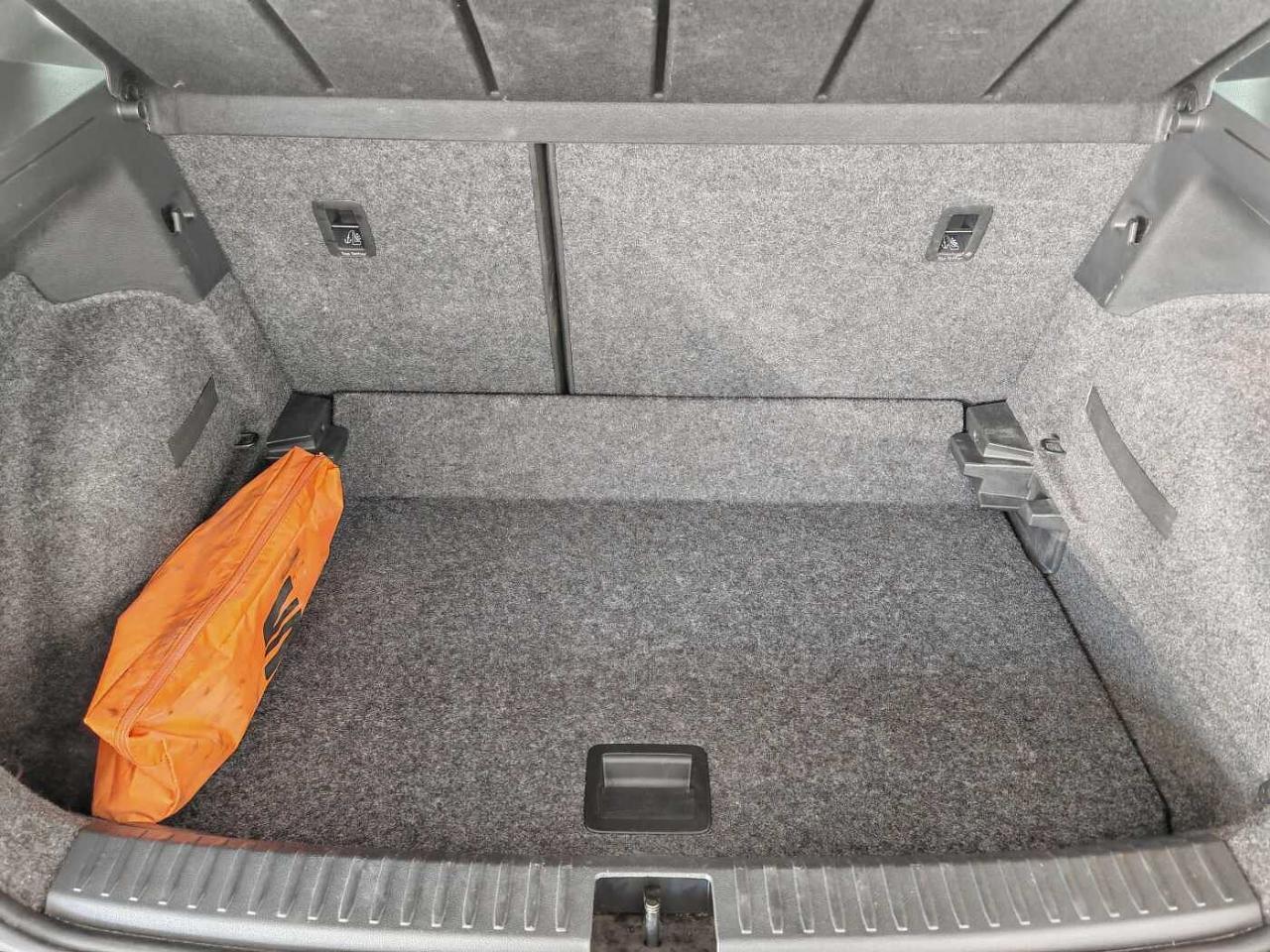 Seat Seat Arona usata, con alette parasole anteriori con specchio e portatessere