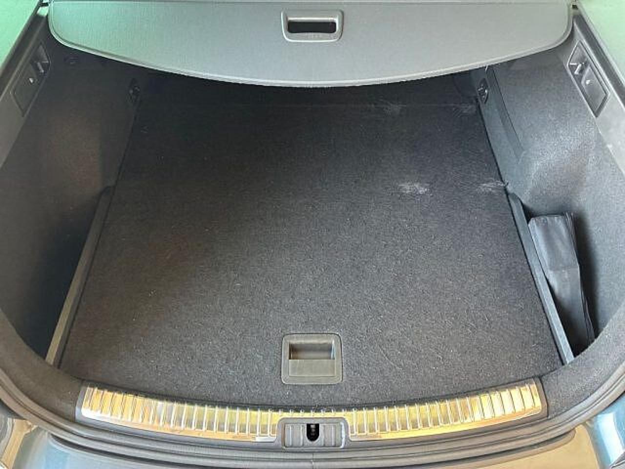 Seat Seat Leon usata, con chiusura automatica delle porte in movimento