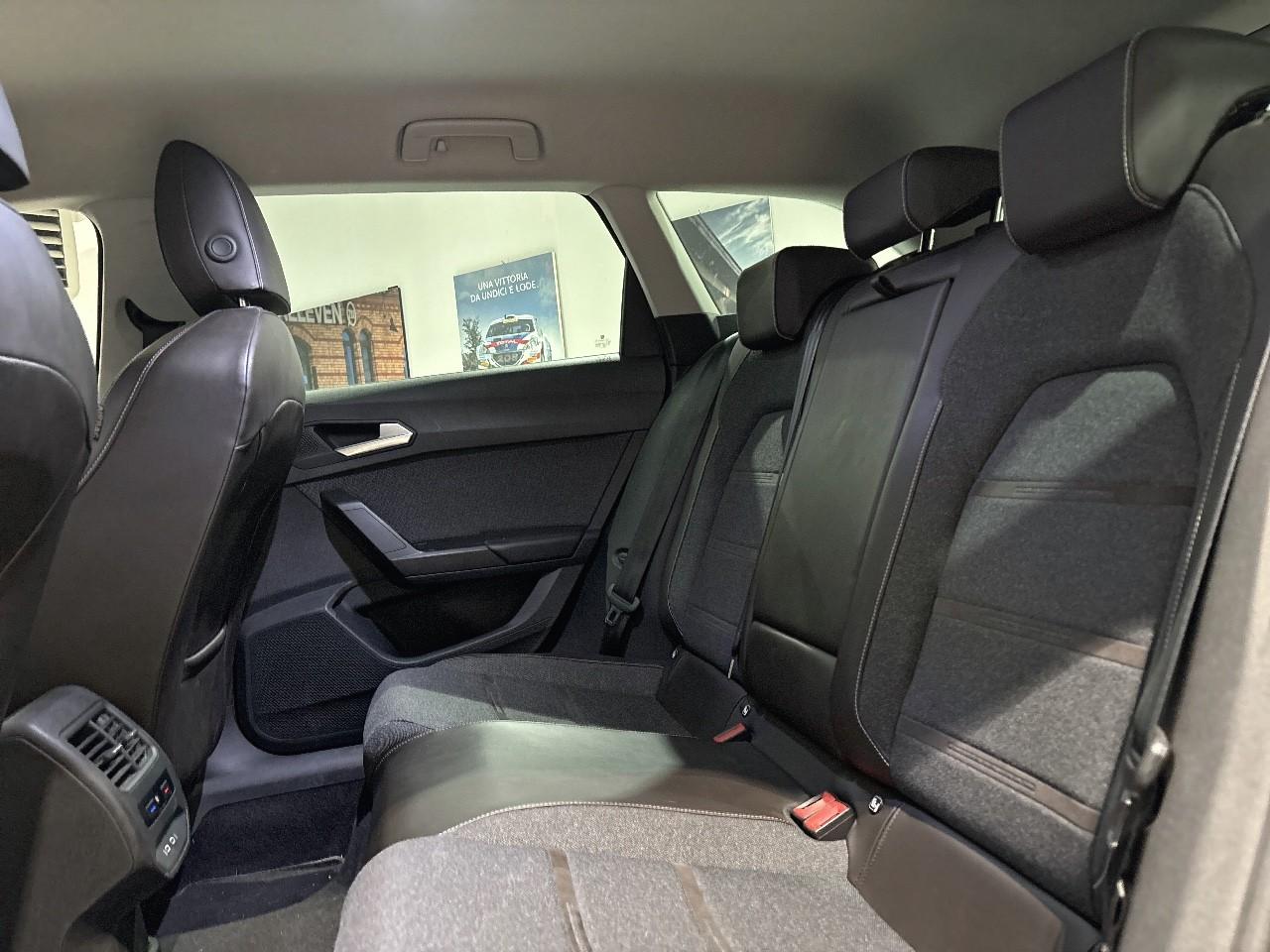 Seat Seat Leon usata, con 2 poggiatesta sedili ant. , con reg. in altezza, 3 poggiatesta sedili post. , con reg. in altezza