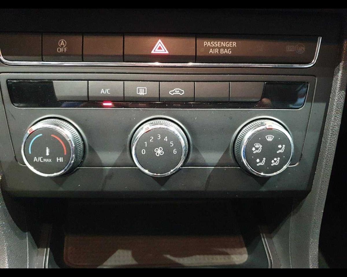 Seat Seat Leon usata, con fari alogeni con luci diurne (daytime running lights)