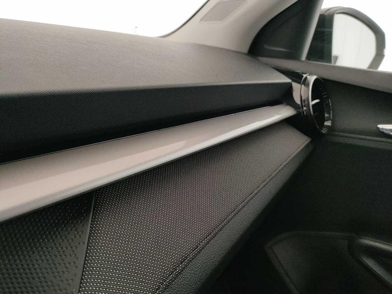 Skoda Skoda Fabia usata, con clip porta ticket sul montante a