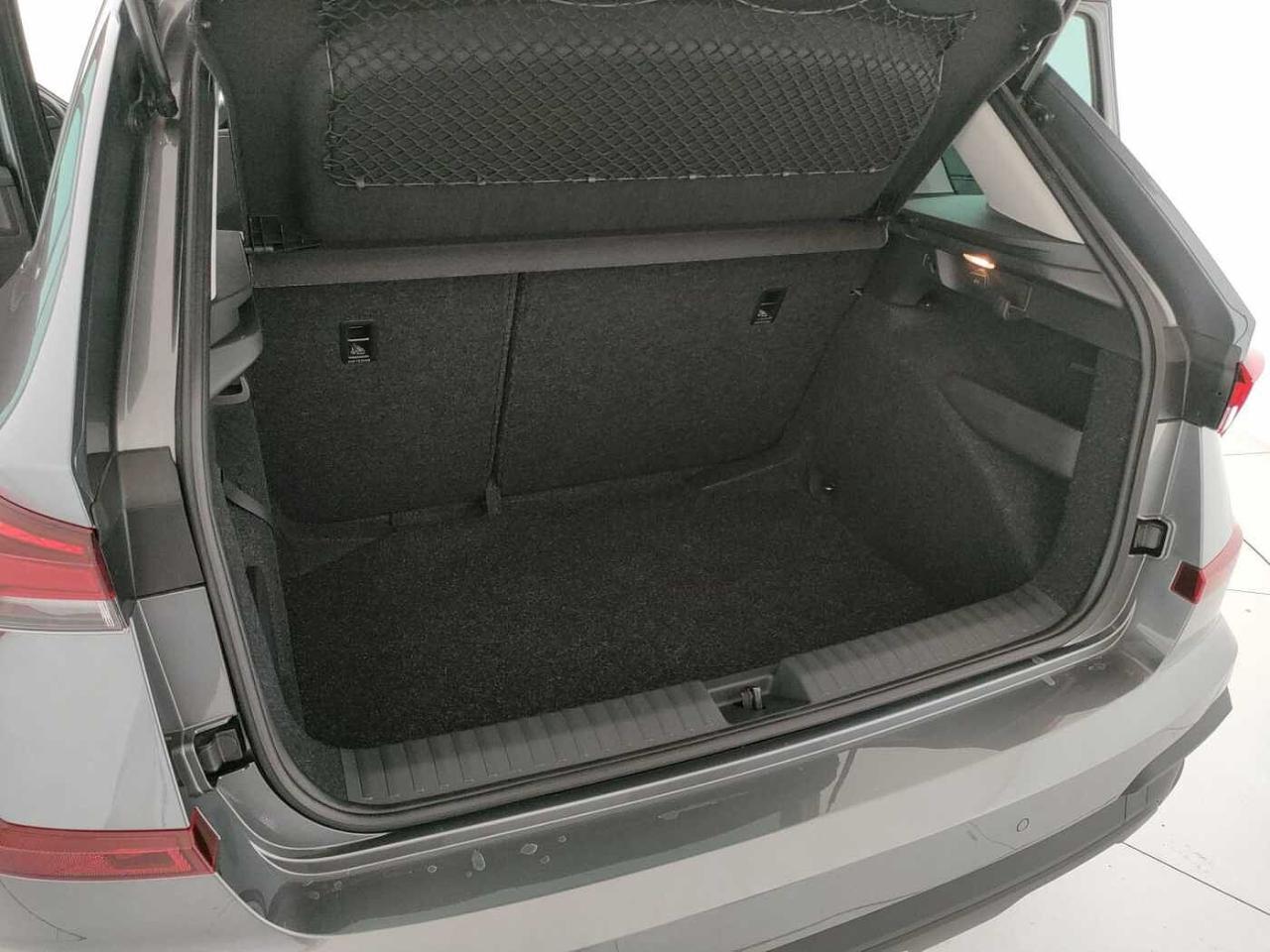 Skoda Skoda Kamiq usata, con cassetto portaoggetti davanti al sedile del passeggero anteriore illuminato