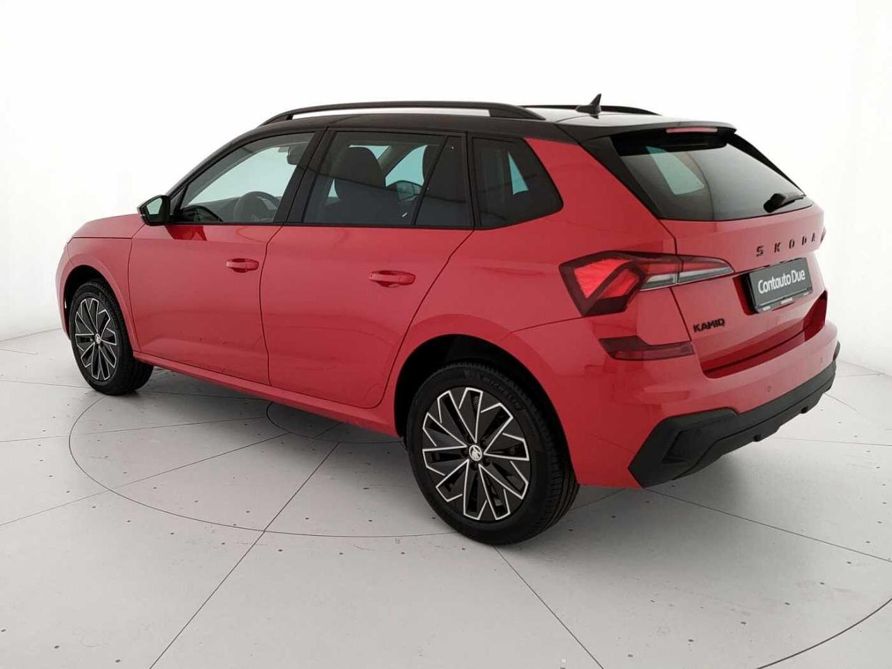 Skoda Skoda Kamiq usata, con cassetto portaoggetti davanti al sedile del passeggero anteriore illuminato