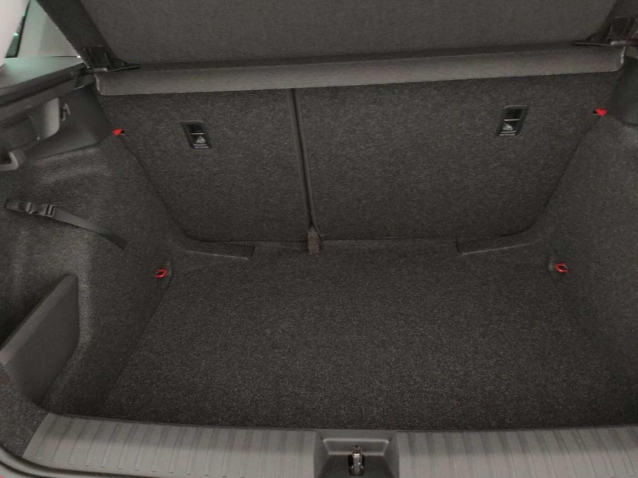 Skoda Skoda Kamiq usata, con catarinfrangenti di sicurezza sulle portiere anteriori