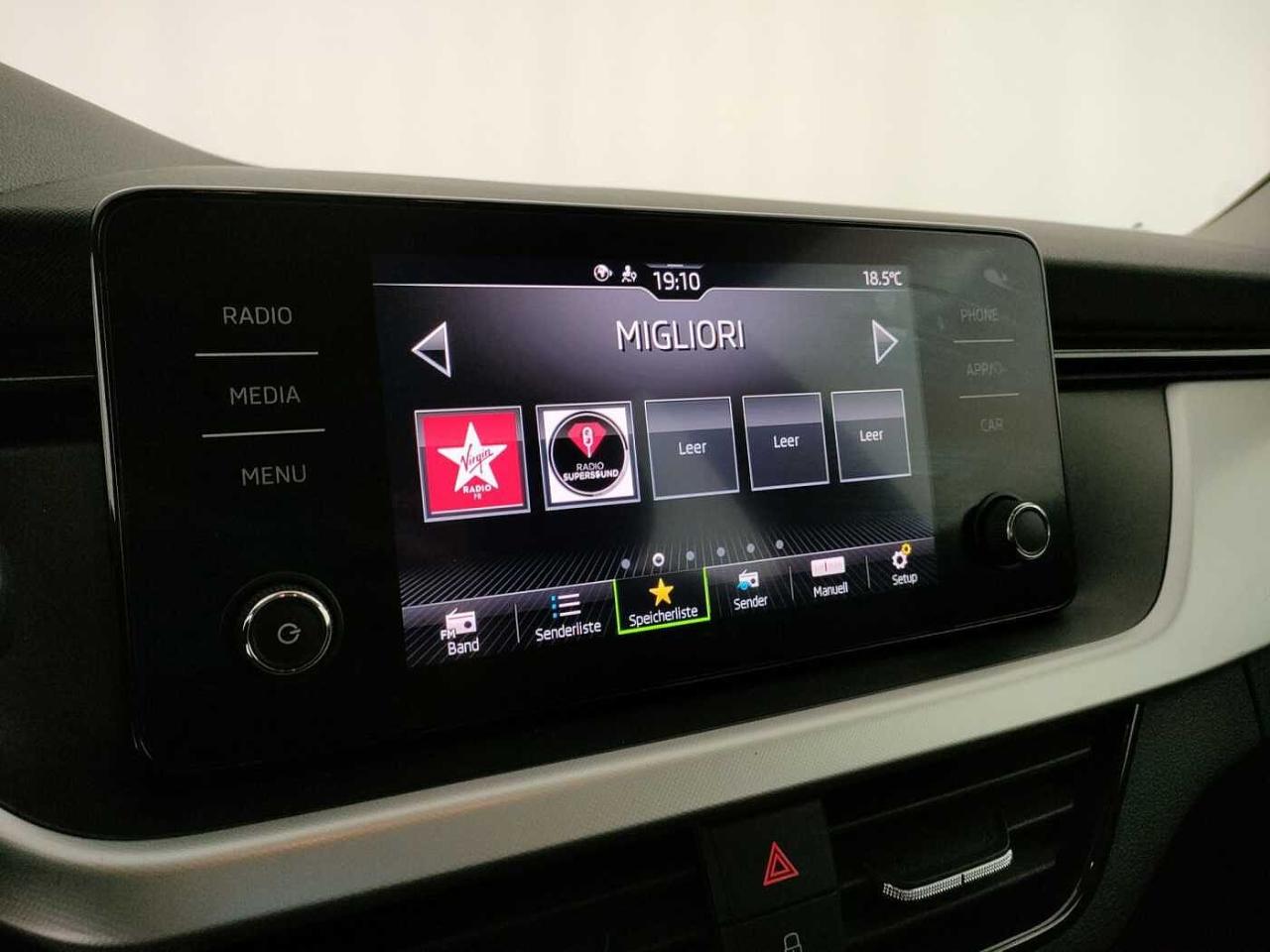 Skoda Skoda Kamiq usata, con cassetto portaoggetti davanti al sedile del passeggero anteriore illuminato