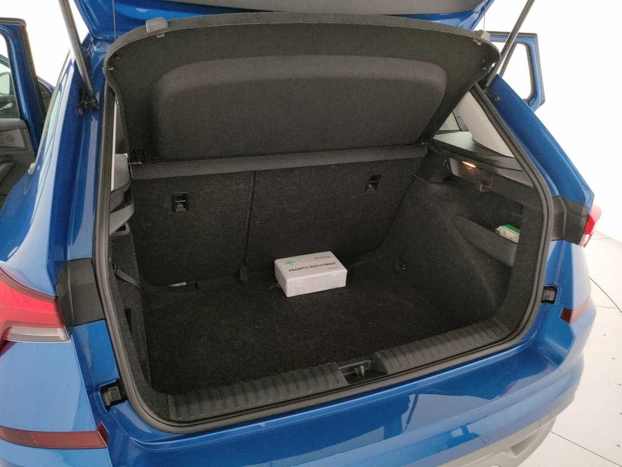 Skoda Skoda Kamiq usata, con clip porta ticket sul montante a