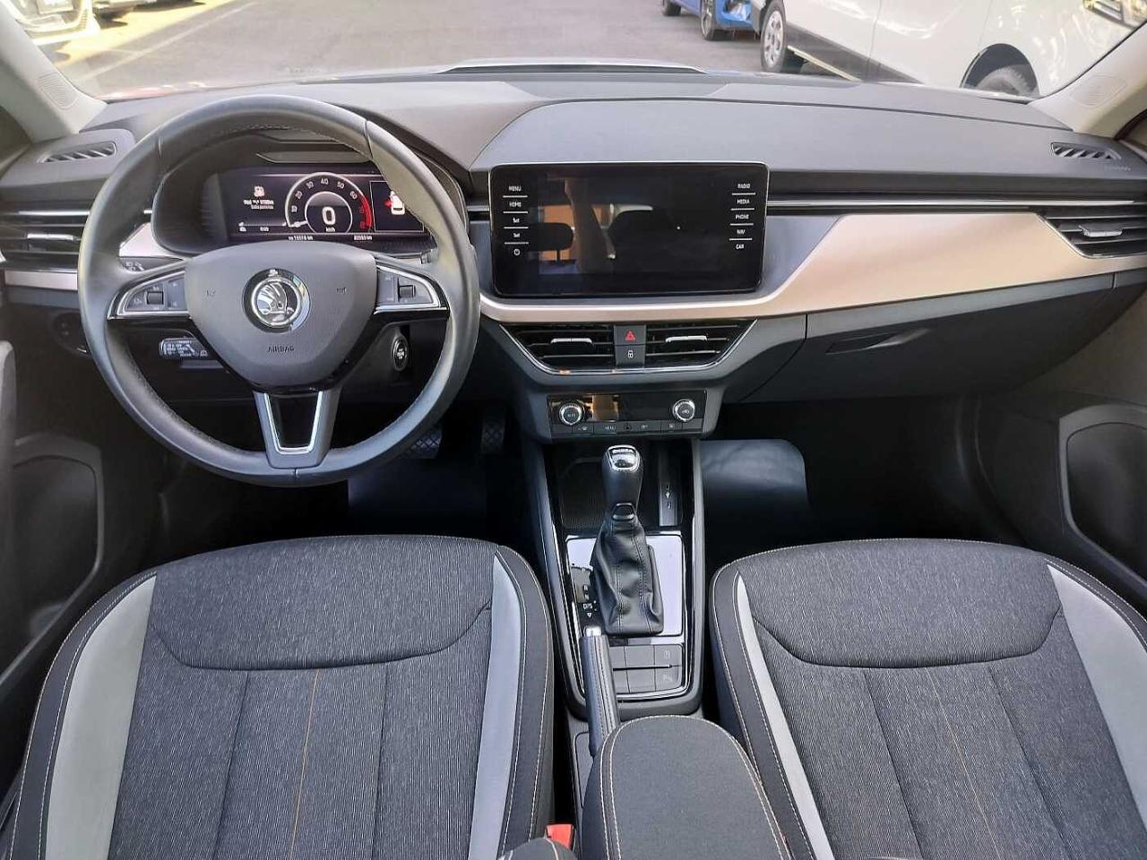 Skoda Skoda Kamiq usata, con 4 maniglie ripiegabili sul cielo