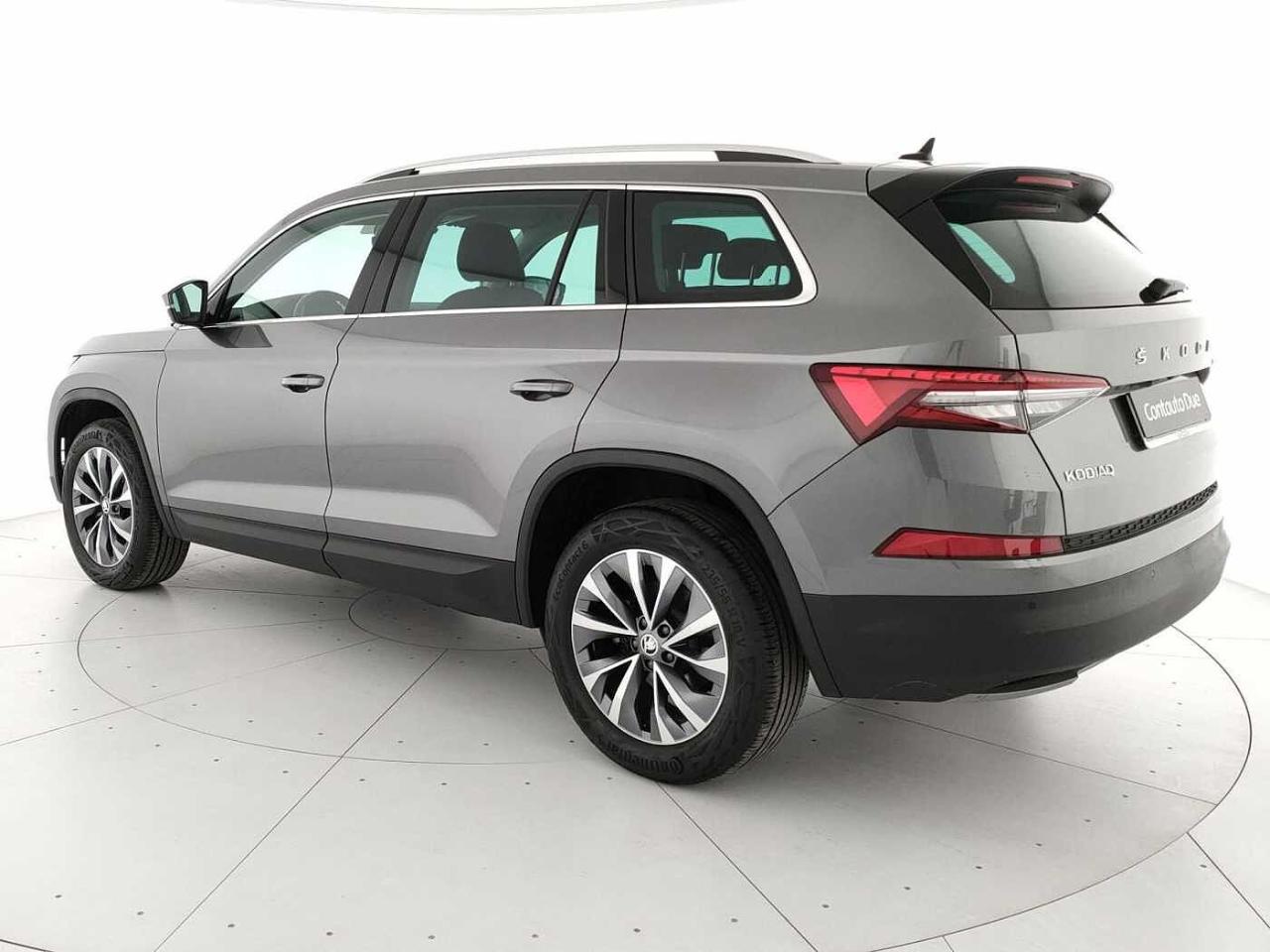 Skoda Skoda Kodiaq usata, con bracciolo posteriore con portabicchieri e possibilità di creare un accesso al vano bagagli
