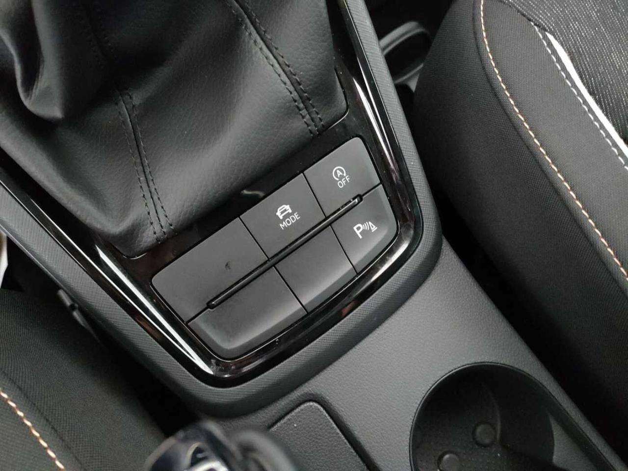 Skoda Skoda Scala usata, con cassetto portaoggetti davanti al sedile del passeggero anteriore illuminato