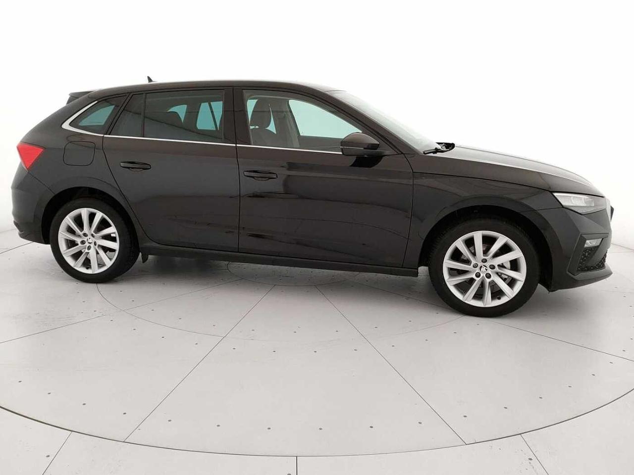 Skoda Skoda Scala usata, con catarifrangenti di sicurezza sulle portiere anteriori