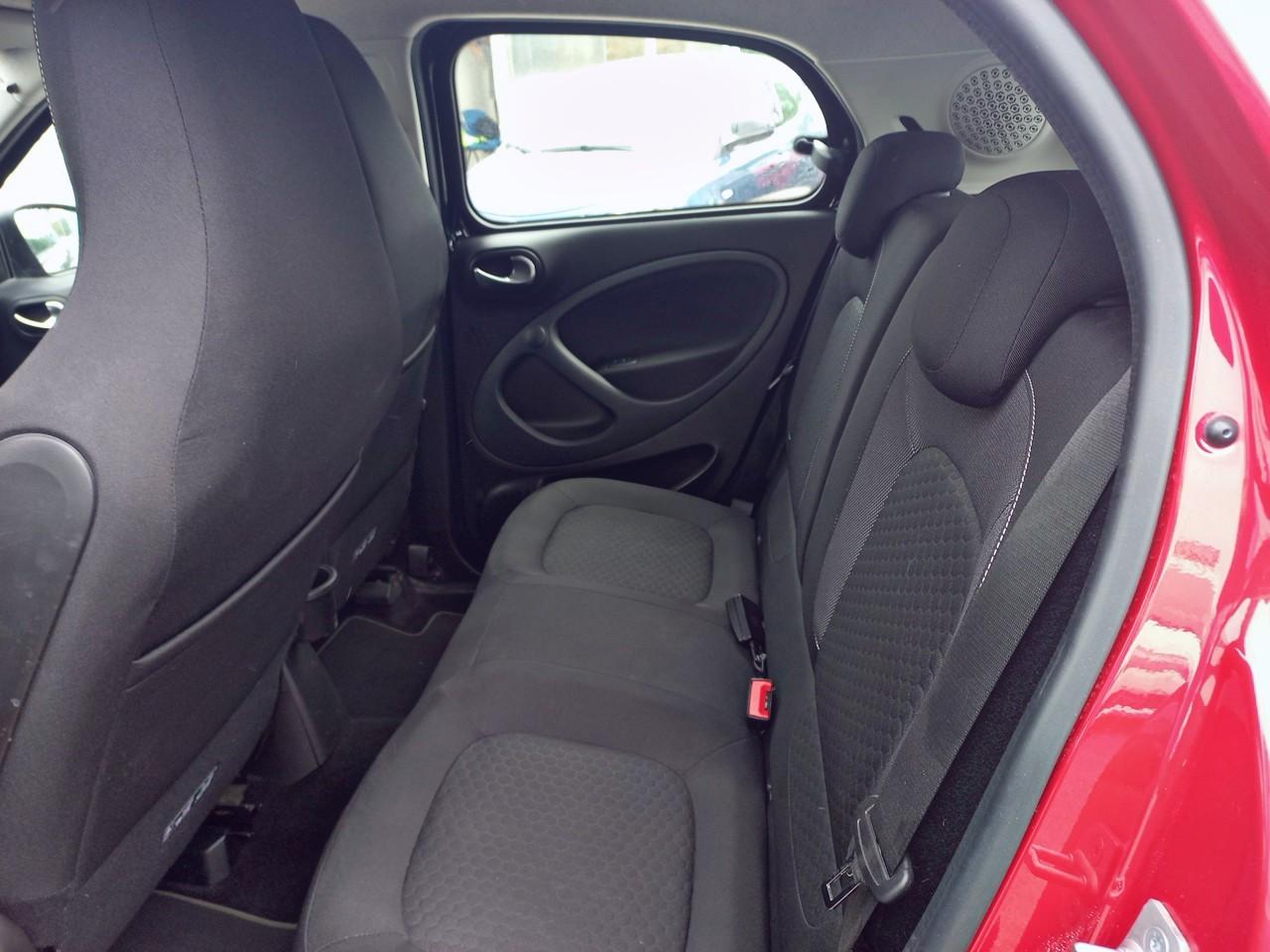 Smart Smart Forfour usata, con 2 poggiatesta sedili ant., 2 poggiatesta sedili post. , con reg. in altezza