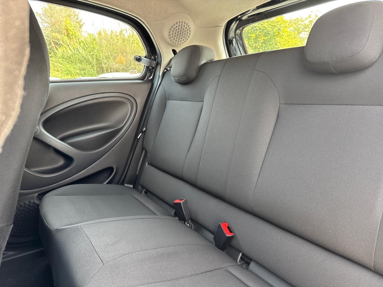 Smart Smart Forfour usata, con 2 poggiatesta sedili ant., 2 poggiatesta sedili post. , con reg. in altezza