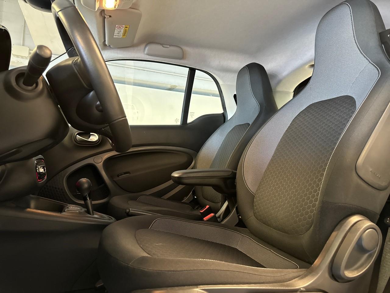 Smart Smart Fortwo usata, con connettore di carica type 2 (mennekes), cavo di ricarica incluso, presa di ricarica ac 1 e posteriore laterale, connettore di carica mode 2 (evse)