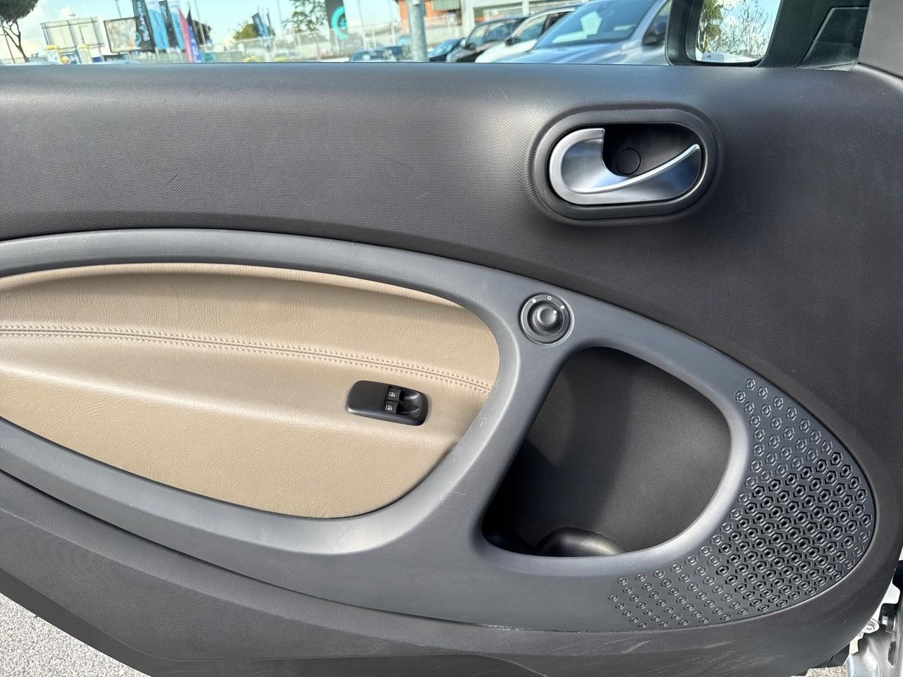 Smart Smart Fortwo usata, con aria condizionata controllata a distanza via internet e via telefono