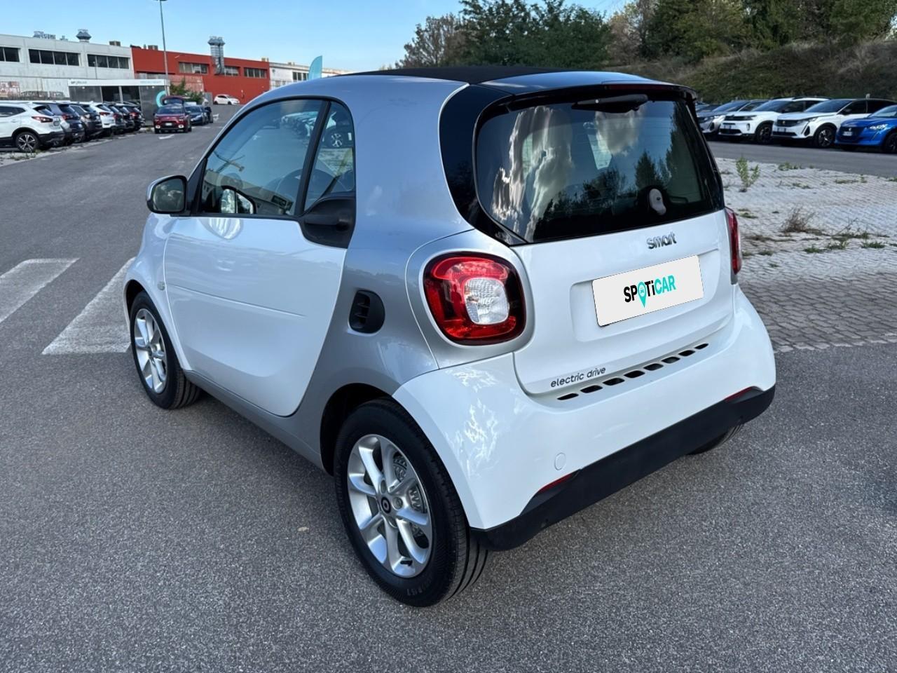 Smart Smart Fortwo usata, con conness.dispositivi est.intrattenimento include ingresso aux anteriore e include porta usb anteriore