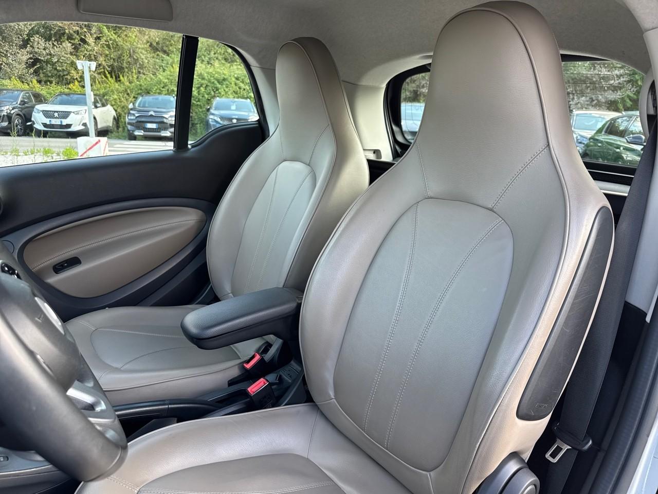 Smart Smart Fortwo usata, con connettore di carica type 2 (mennekes), cavo di ricarica incluso, presa di ricarica ac 1 e posteriore laterale, connettore di carica mode 2 (evse)