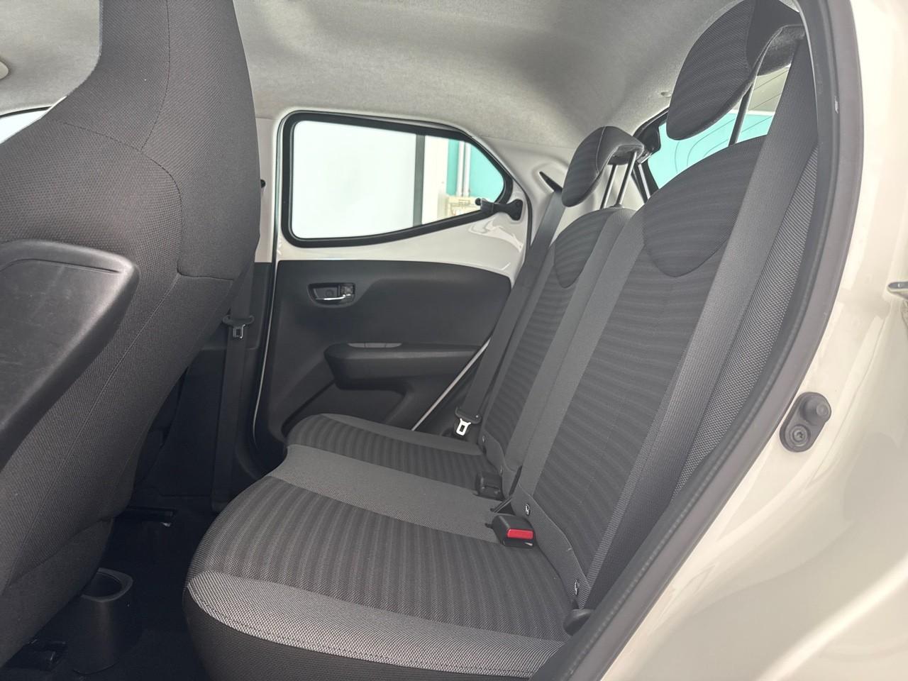Toyota Toyota Aygo usata, con 2 poggiatesta sedili ant., 2 poggiatesta sedili post. , con reg. in altezza
