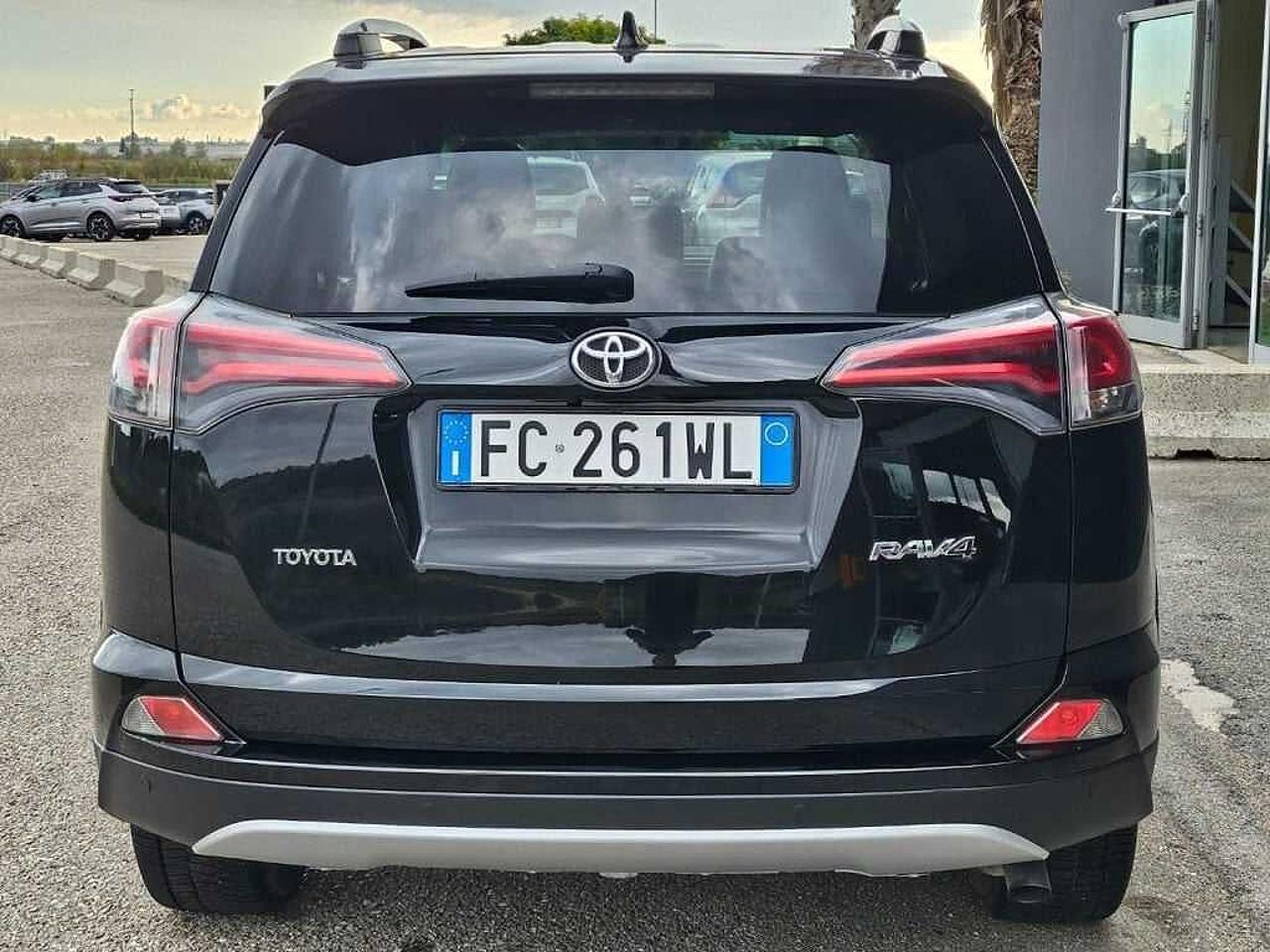 Toyota Toyota Rav4 usata, con cassetto portaoggetti (con serratura)