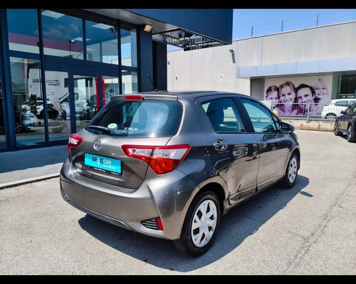 Toyota Toyota Yaris usata, con luci diurne a led