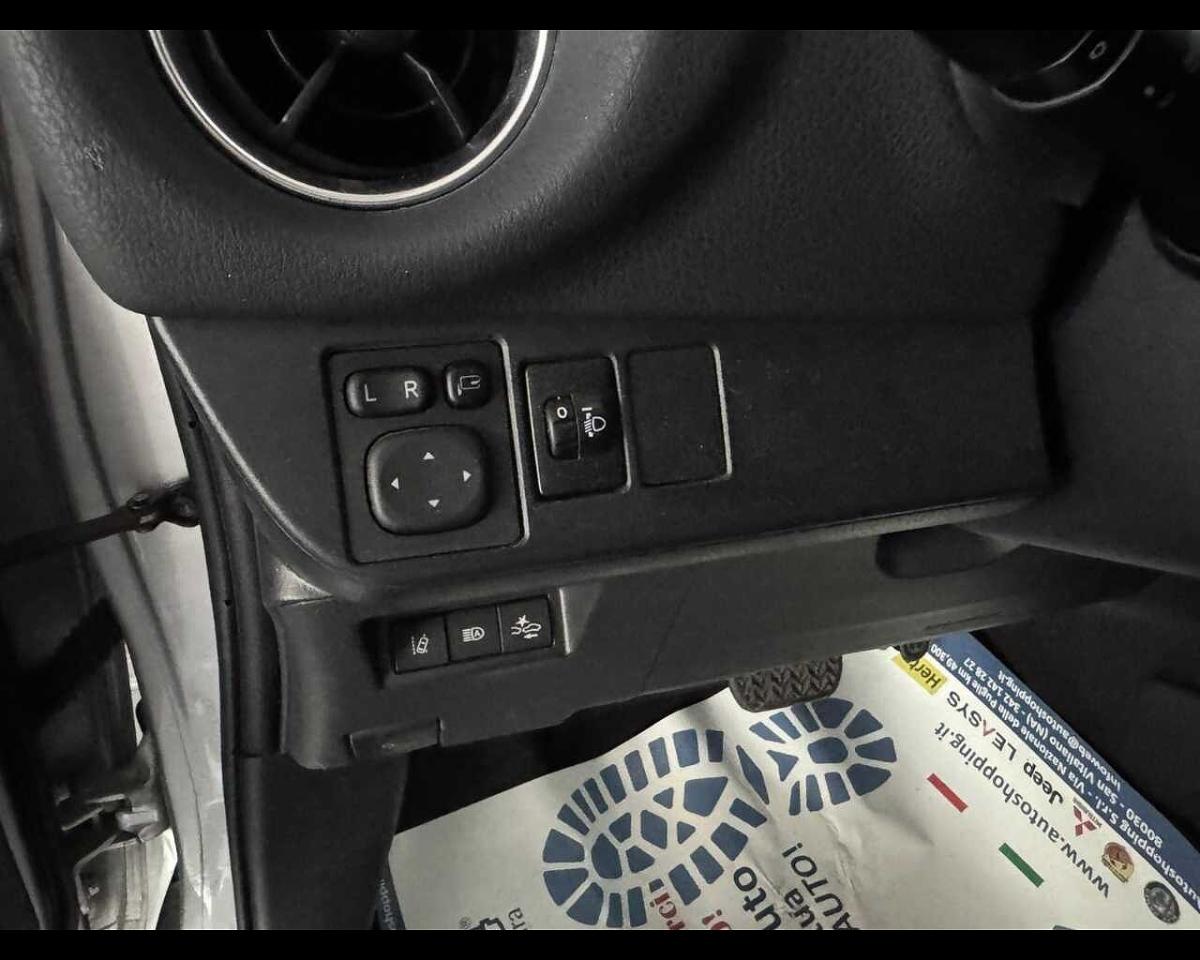 Toyota Toyota Yaris usata, con bracciolo porta oggetti