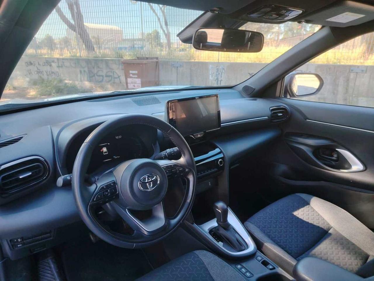Toyota Toyota Yaris usata, con barre longitudinali