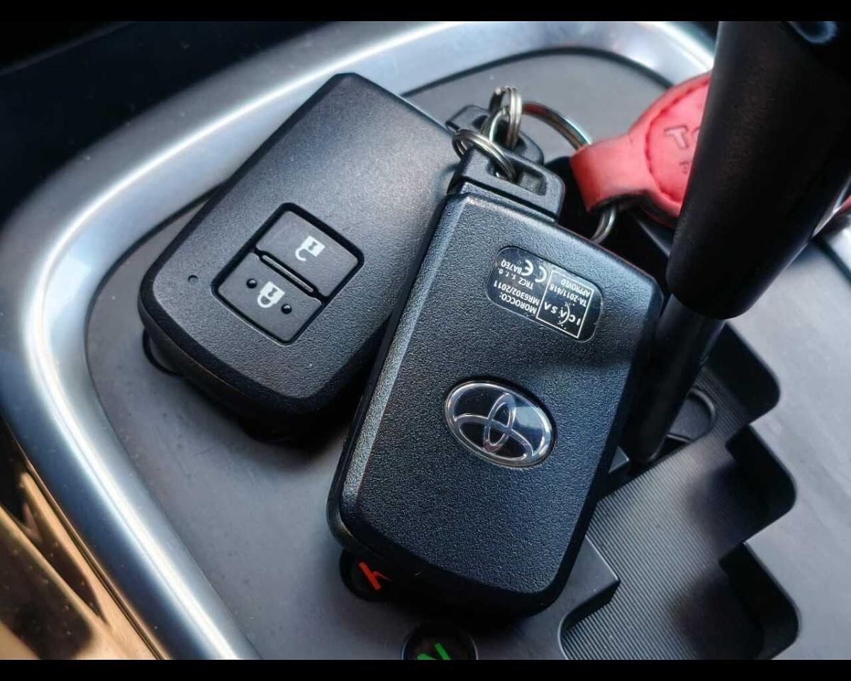 Toyota Toyota Yaris usata, con bracciolo porta oggetti