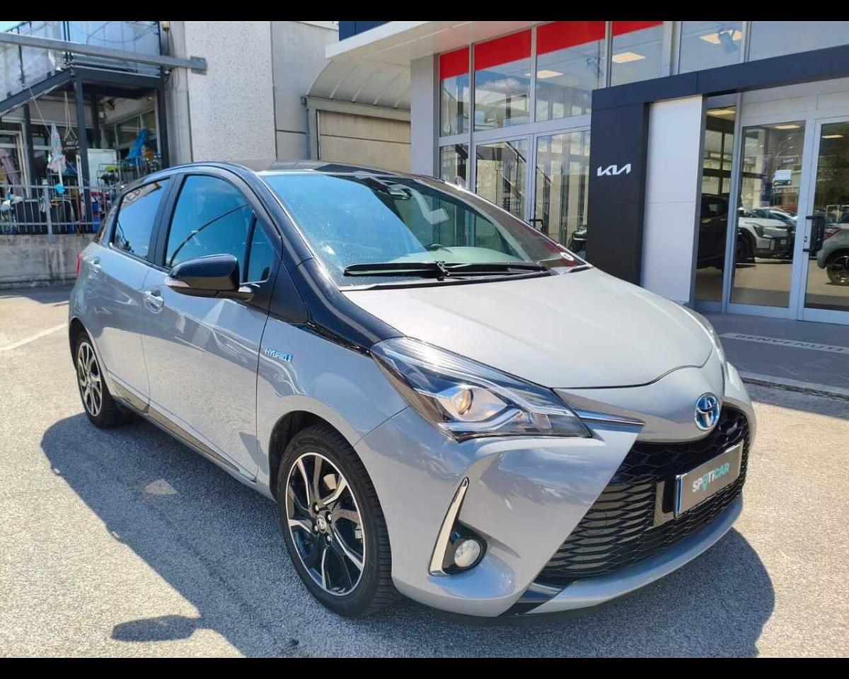 Toyota Toyota Yaris usata, con luci diurne a led