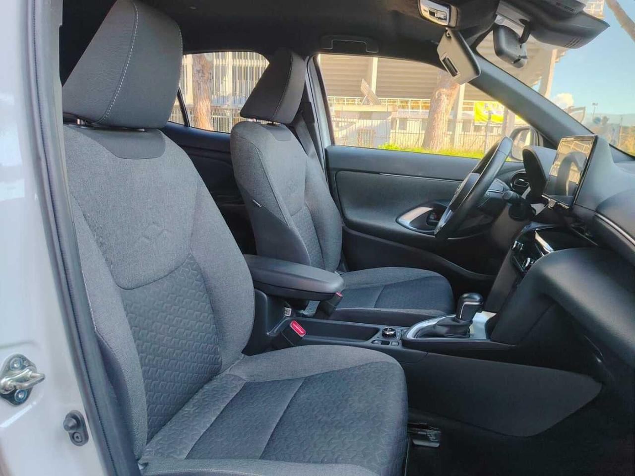 Toyota Toyota Yaris usata, con comandi multifunzione al volante