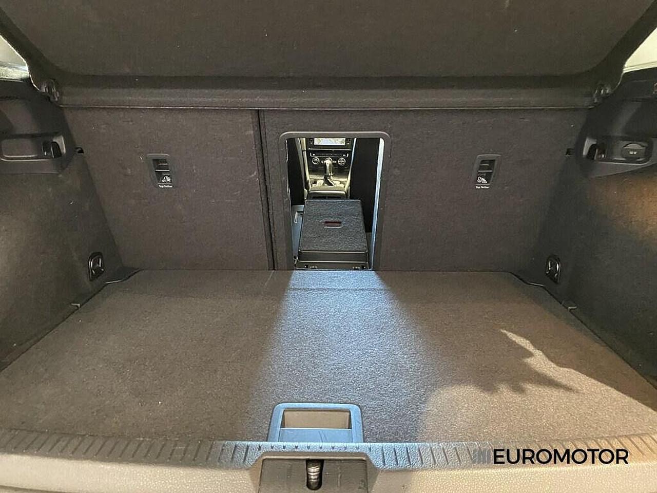 Volkswagen Volkswagen Golf usata, con interno black