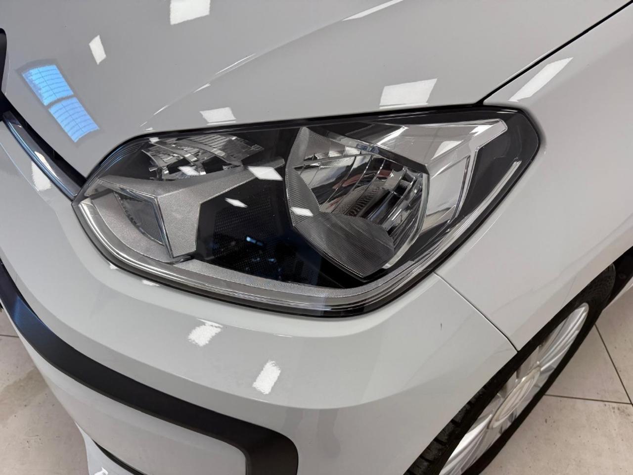 Volkswagen Volkswagen Up usata, con cerchi in lega